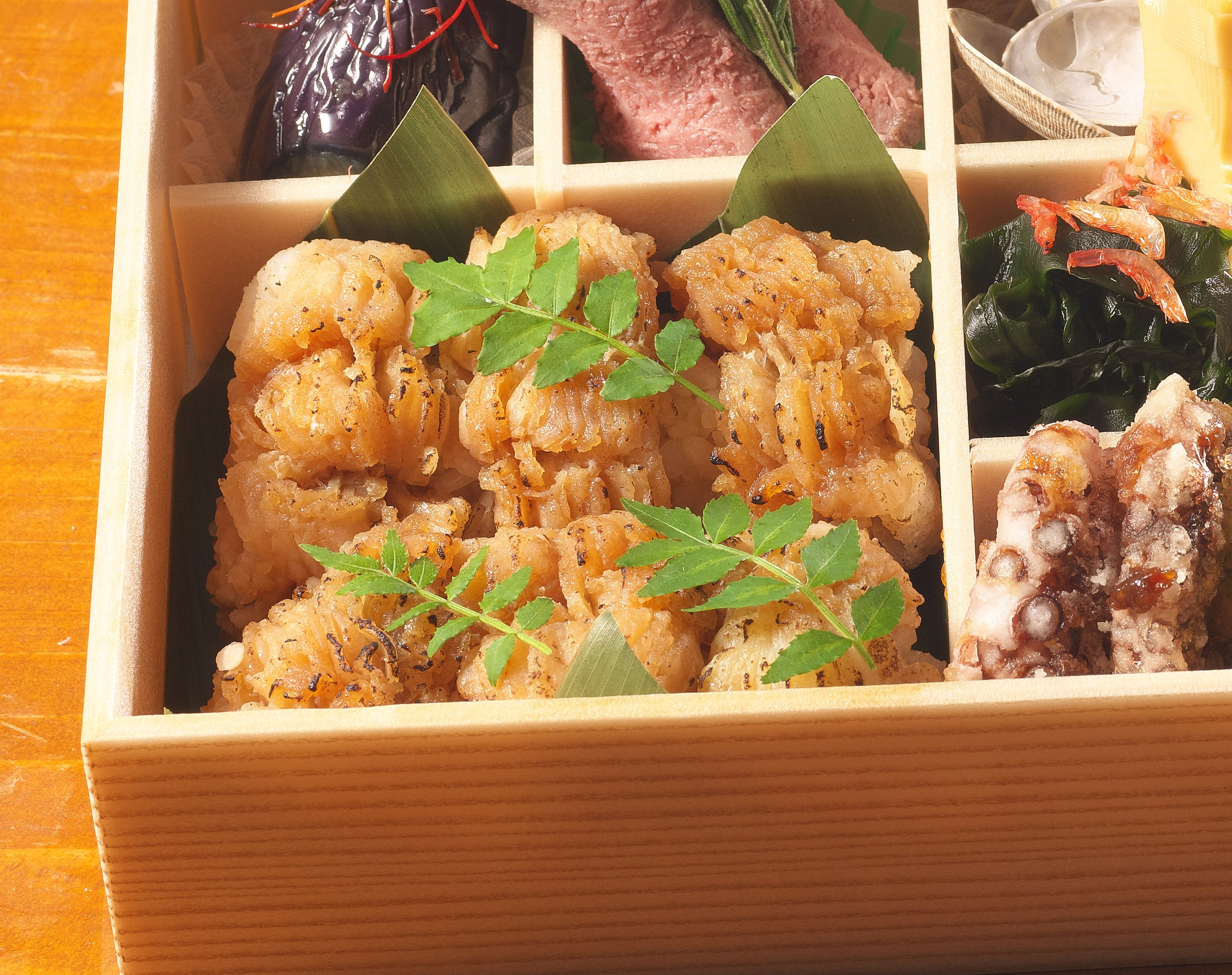 月替り弁当：8月のメイン「炙り鱧寿司」